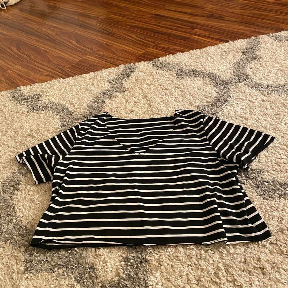 v-neck striped crop tee